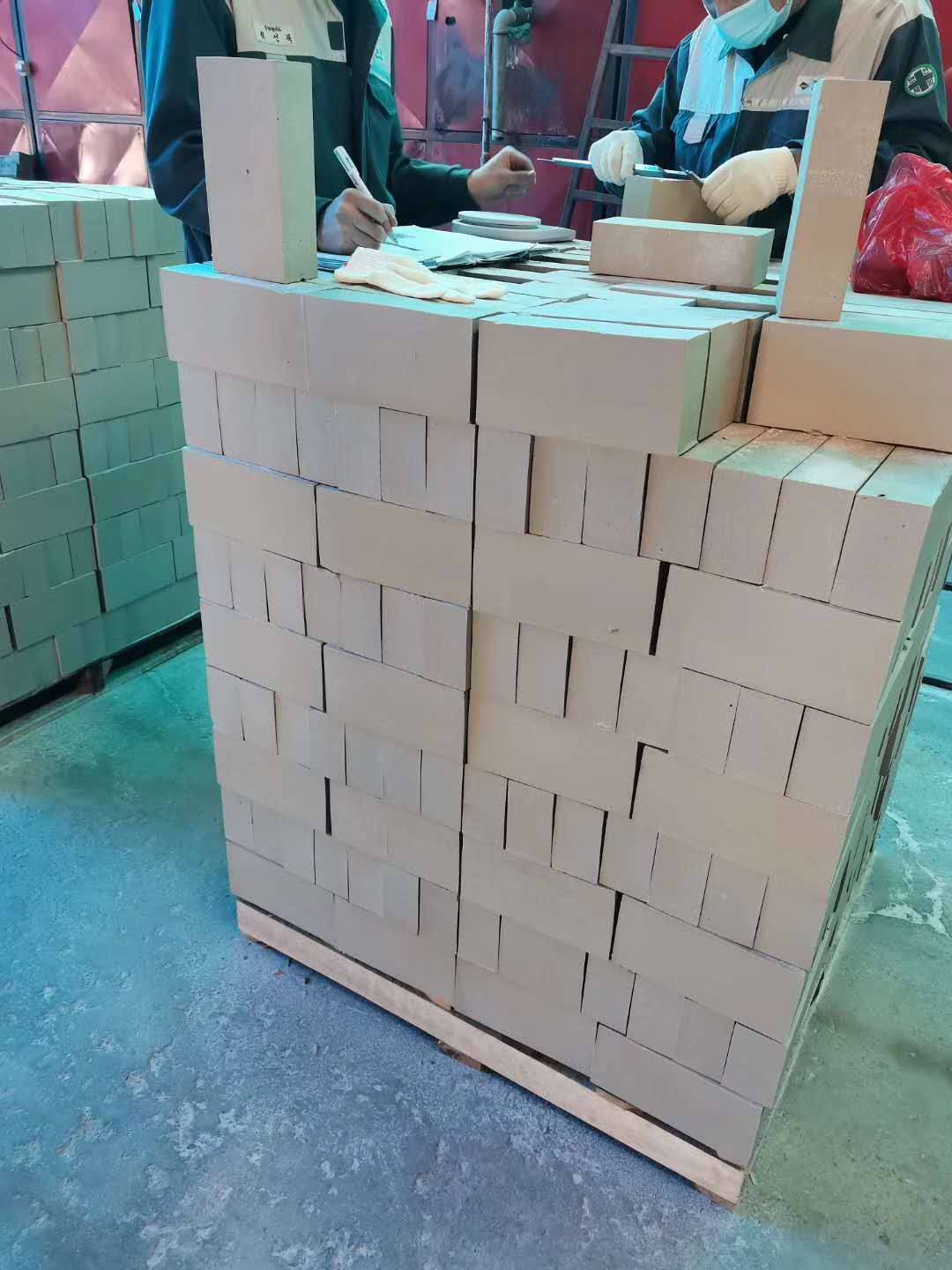 65厚耐酸磚今年處于一直是缺貨狀態(tài)，而且價格高，那么為什么會出現(xiàn)這種情況